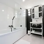 Apartmán Charming And Quiet On The Main Boulevard La Madeleine (Nord)