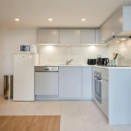 Charming And Quiet On The Main Boulevard Apartment *