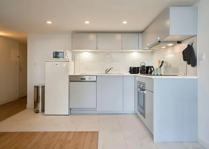 Charming And Quiet On The Main Boulevard Apartment *
