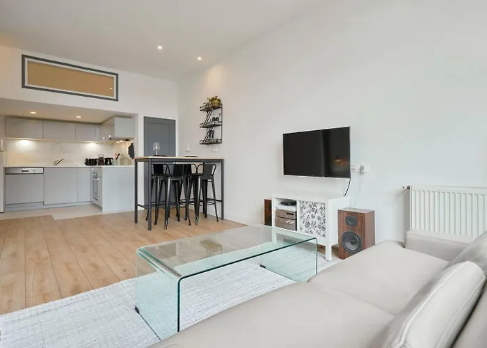 Charming And Quiet On The Main Boulevard Apartment *